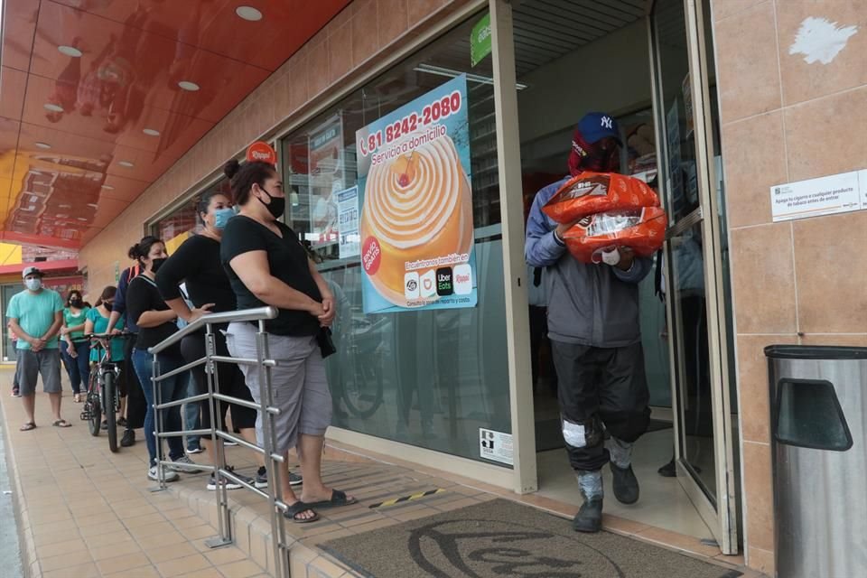 Para celebrar el Día del Niño, la gente acudió a comprar pasteles a la Pastelería Lety, en Avenida Garza Sada.