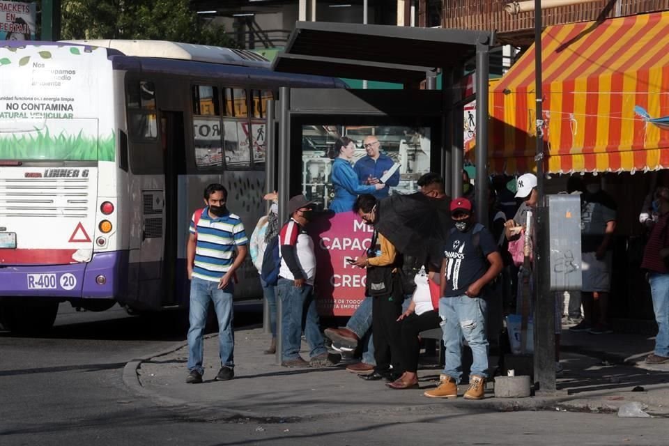 Las restricciones en el horario del transporte público fueron ordenadas por el Instituto de Movilidad, al asegurar que así se evitaría que las personas salieran de su casa de manera injustificada durante la emergencia por el Covid-19. 