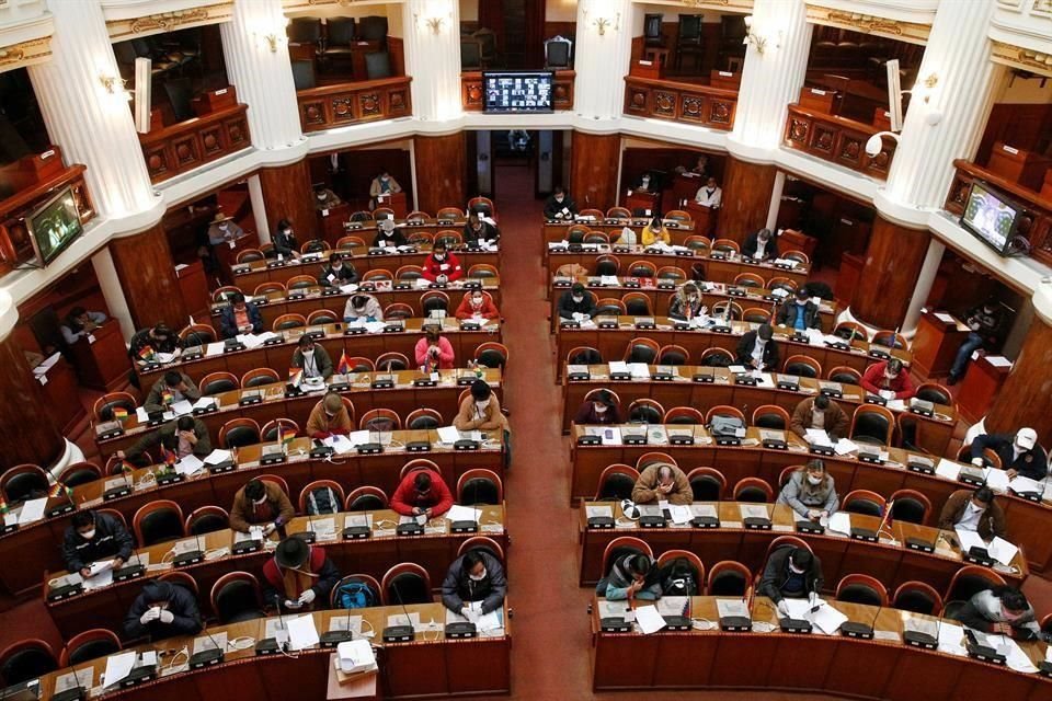 Diputados bolivianos durante la sesión en que se aprobó la ley para convocar a comicios.