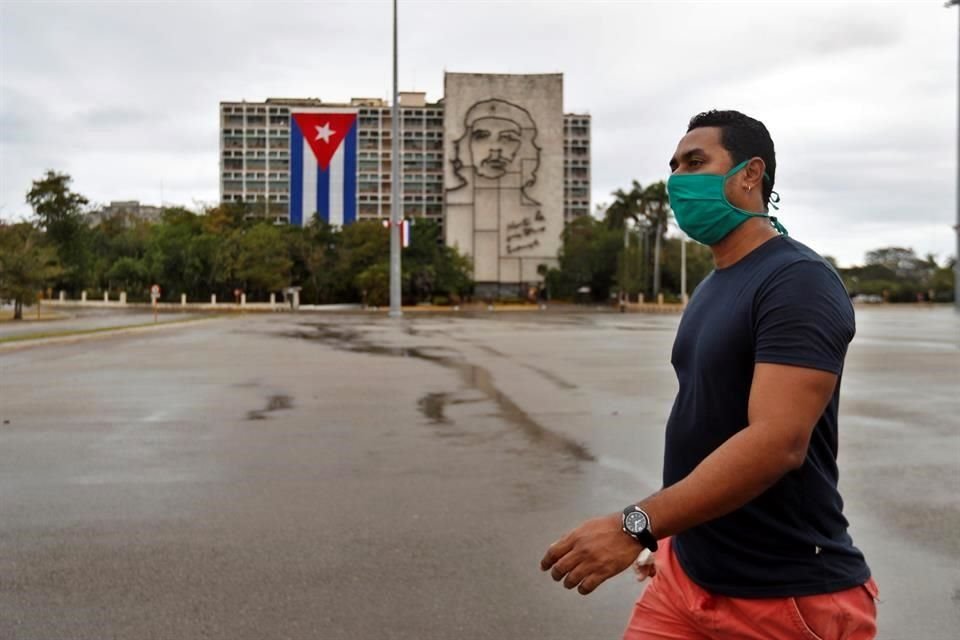 Un hombre con tapabocas camina este viernes por una vacía Plaza de la Revolución durante el Día de los Trabajadores.