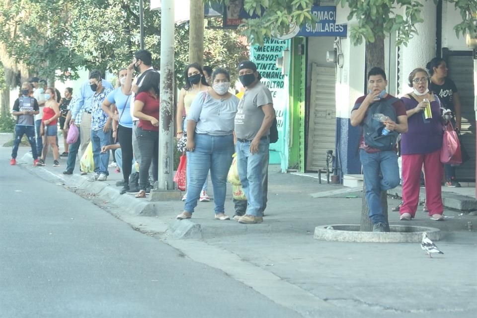 En Av. Universidad también hubo usuarios que sufrieron esperas.