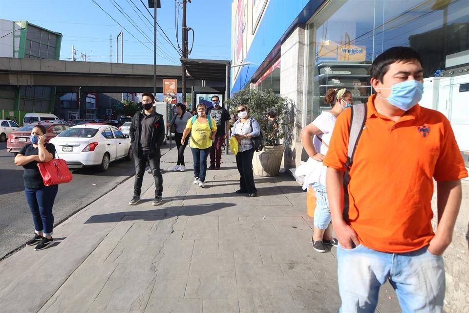 Usuarios tuvieron que esperar hasta una hora y 20 minutos para que pasaran unidades de la Ruta 227, en la Avenida Pino Suárez hacia el sur, casi en el cruce con Colón.