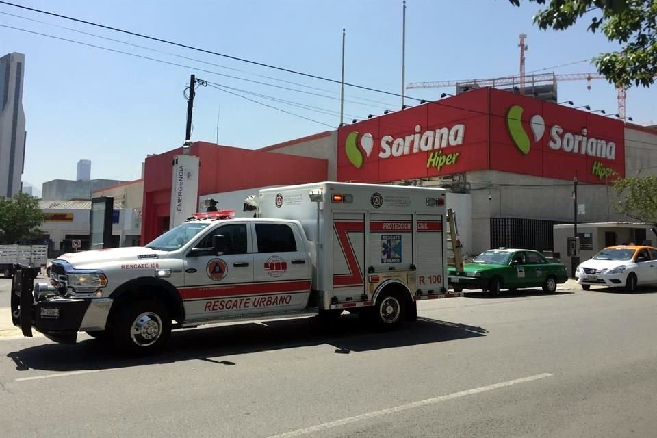  El siniestro movilizó a los bomberos a Plaza Fiesta San Agustín, en San Pedro.