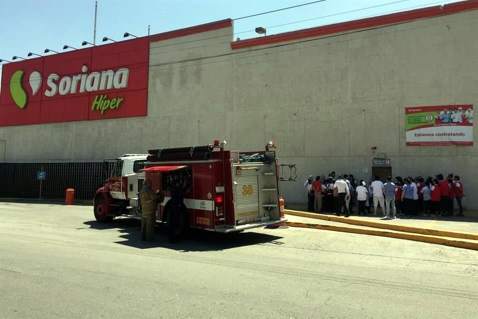  El siniestro movilizó a los bomberos a Plaza Fiesta San Agustín, en San Pedro.