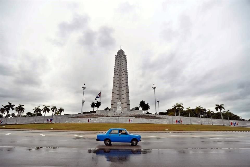 Un automóvil pasa frente al obelisco de la Plaza de la Revolución.