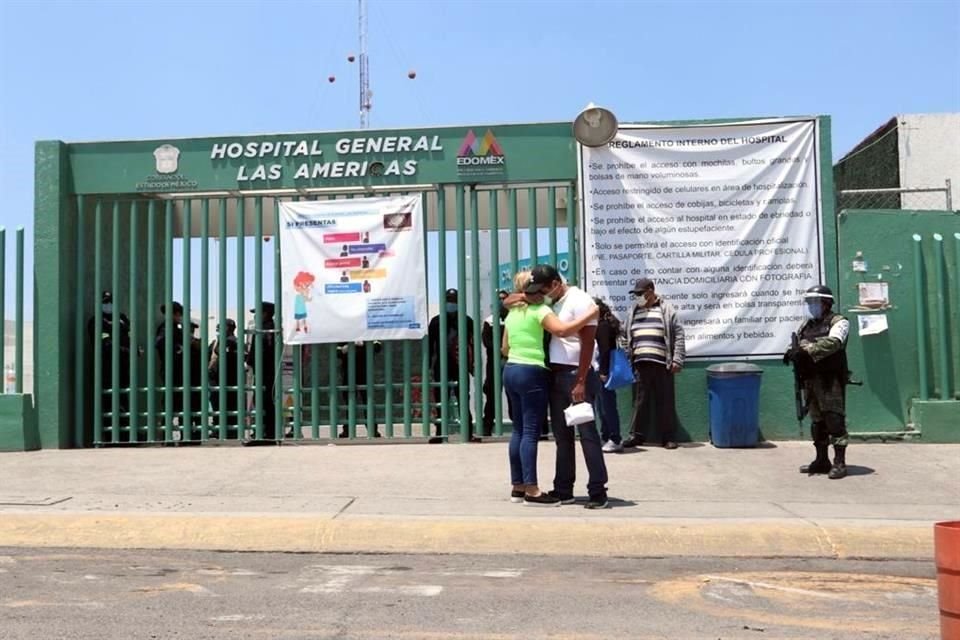 Familiares lamentan la muerte de un ser querido de 33 años, afuera del Hospital Las Américas, en Ecatepec.