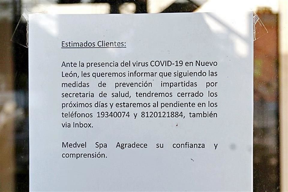 El negocio puso un anuncio en la puerta para explicar su cierre.