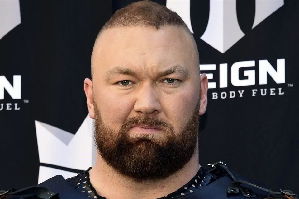 Hafthor Bjornsson batió un récord mundial de peso muerto al levantar 501 kilogramos.
