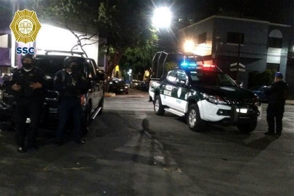 Anoche, policías capitalinos resguardaron el Hospital General Doctor Rubén Leñero, en Miguel Hidalgo, ante la presencia de familiares de pacientes diagnosticados con #Covid_19.