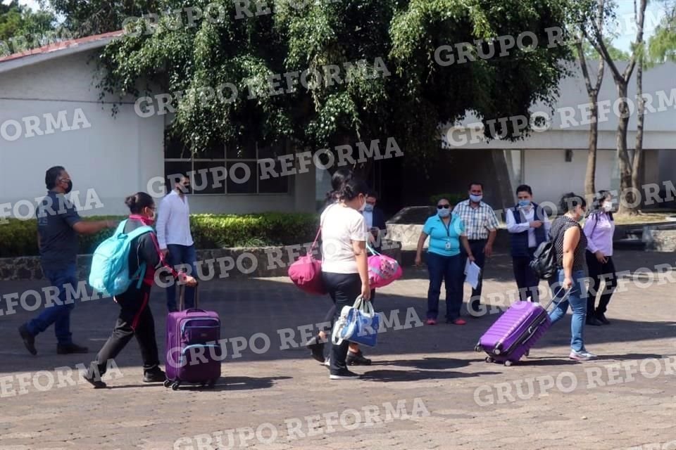 Los trabajadores arribaron con maletas para pasar varios días en Los Pinos para evitar ir a sus casas.