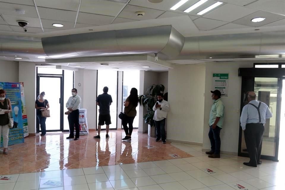 Con motivo del puente vacacional del 1 de mayo, bancos y otras dependencias federales no brindaron atención el viernes, por lo que los usuarios abarrotaron ayer sus instalaciones.