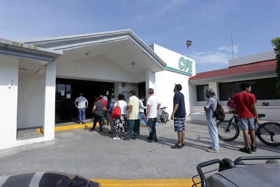 Desde las 8:00 horas habitantes del Municipio de Guadalupe acudieron a las oficinas de la CFE ubicadas en el Centro, para realizar el pago de sus recibos.