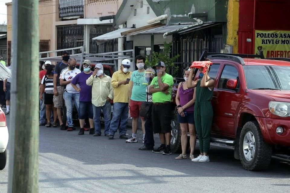 Sin embargo, la demanda sobrepasó el servicio de los dos cajeros automáticos que estaban funcionando, por lo que se formó una fila de hasta 50 personas que ocuparon varias cuadras.