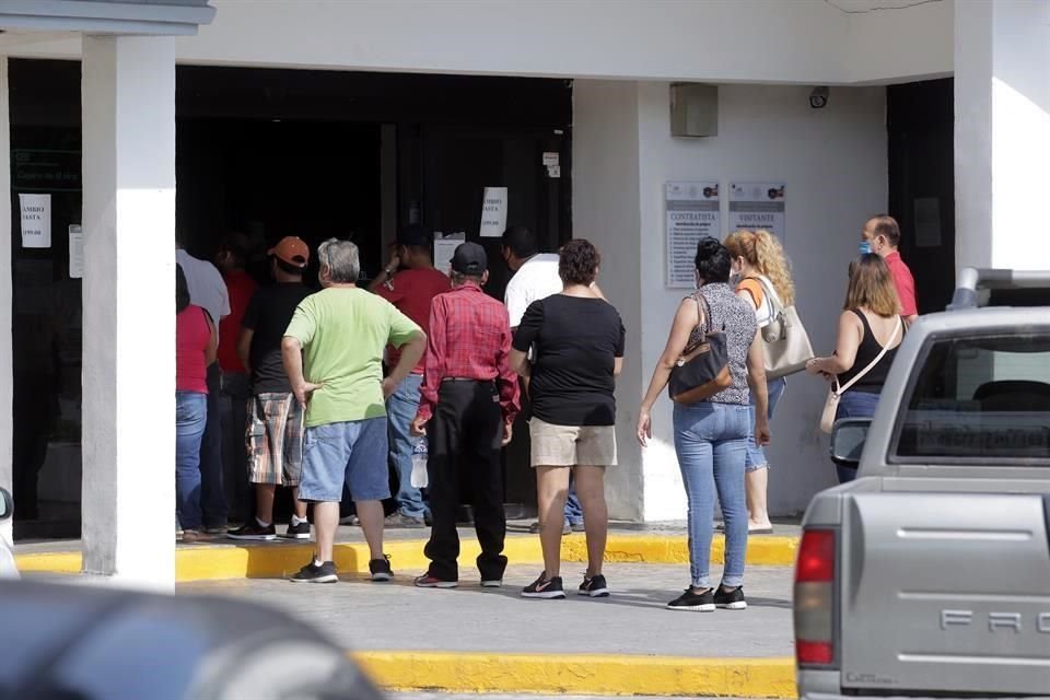 Los usuarios esperaron hasta más de dos horas para realizar el pago.