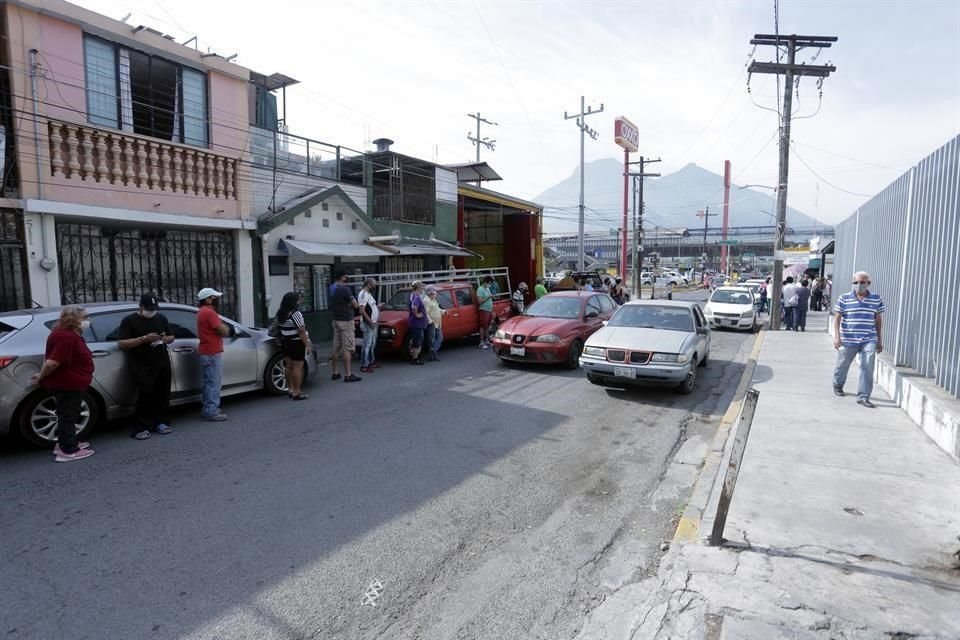 Rogelio Gámez, habitante de Praderas de Guadalupe, se vio obligado a acudir a los cajeros, pues aseguró que no pudo realizar el pago en una tienda de autoservicio.