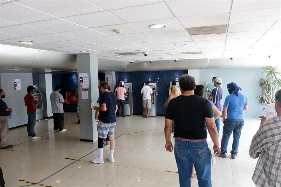 En oficinas de las CFE, en Santa Catarina, se observaron más de 30 personas haciendo fila al interior de la sucursal para pagar la luz.