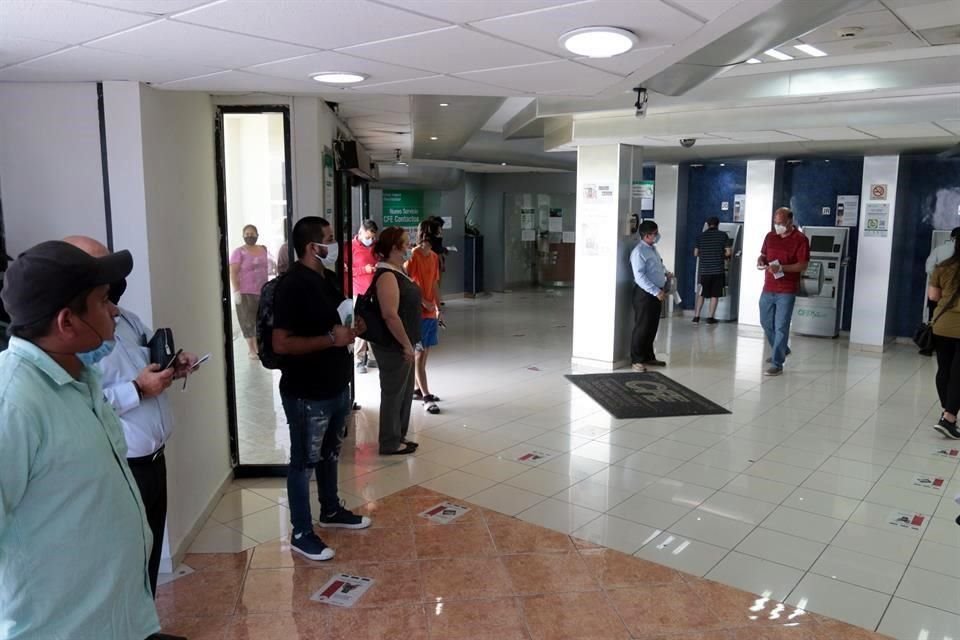 Condiciones similares se observaron en oficinas de la dependencia en Plaza La Silla, en Monterrey, donde los clientes no guardaban sana distancia.