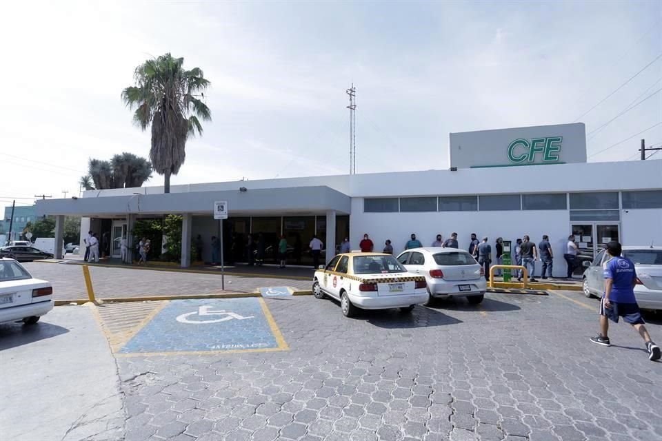 Las oficinas ubicadas en la Avenida Churubusco, en San Nicolás, y en Guerrero, en el Centro de Monterrey, también tuvieron filas, aunque menores y el servicio fue más rápido.