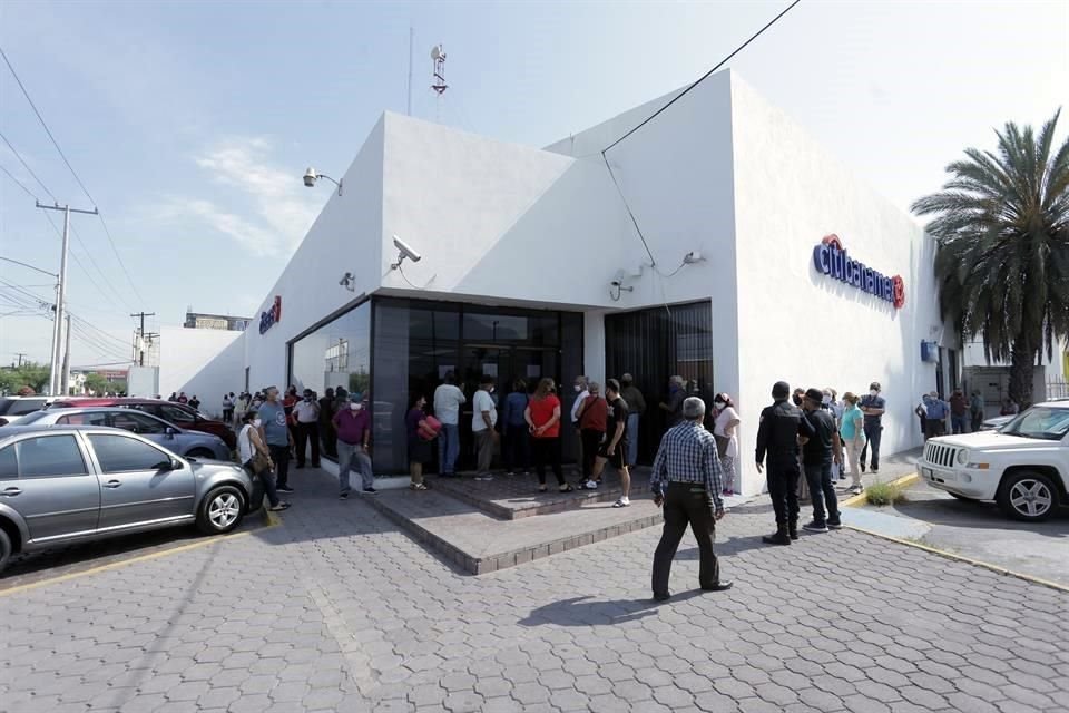 En decenas de sucursales bancarias del área metropolitana, la sana distancia fue dejada de lado.