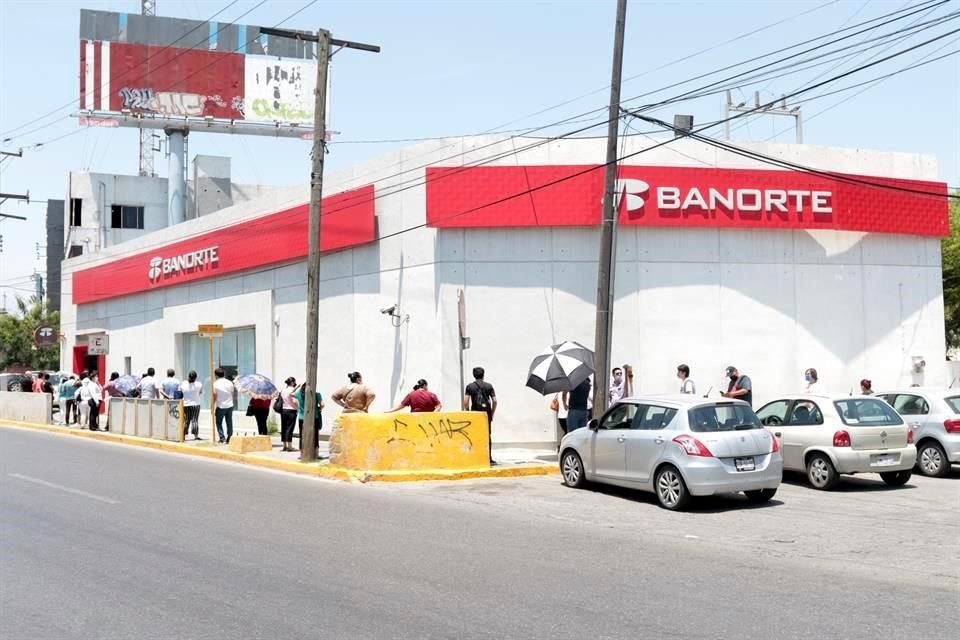En las filas en el exterior de los bancos sobresalieron los adultos mayores, que para cobrar sus pensiones esperaron hasta más de dos horas.