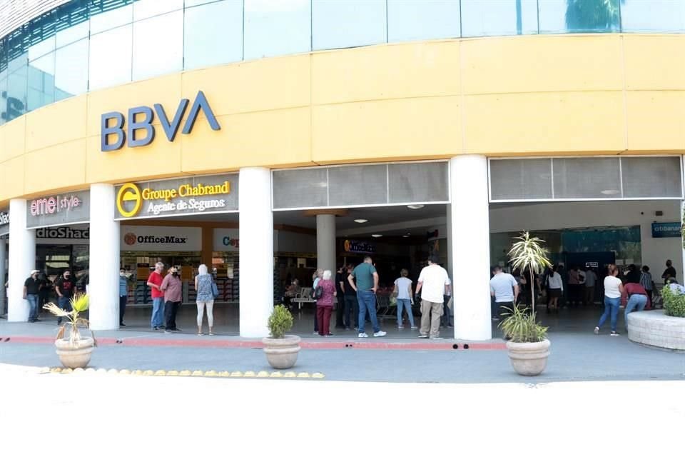 En Plaza Real ciudadanos tardando hasta dos horas para poder entrar a la sucursal de Citibanamex, donde las filas acumulaban a más de 60 personas.
