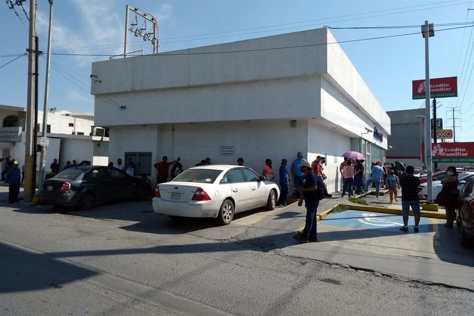 Tras cerrar la mayoría de sus sucursales, en el Monte de Piedad también se formaron presentó a decenas de personas esperando entrar a las instalaciones de la calle Guerrero, en el Centro de Monterrey.