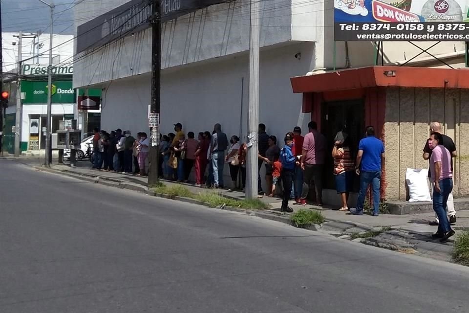 La sucursal de Guerrero del Monte de Piedad lució largas filas de personas que iban a empeñar algún artículo.