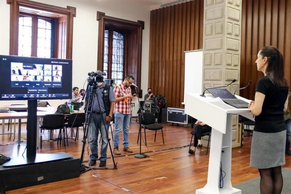 Claudia Sheinbaum pidió a quienes deseen festejar el 10 de mayo, Día de las Madres, hacerlo en casa y con sana distancia.