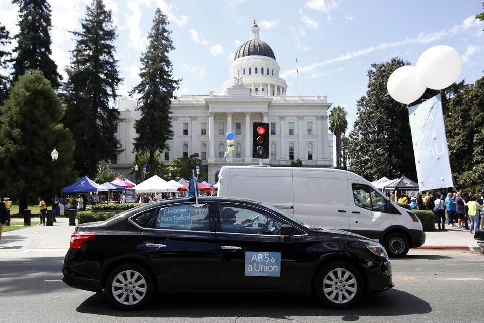 Manifestación en  Sacramento, a favor de conductores de Uber y Lyft.