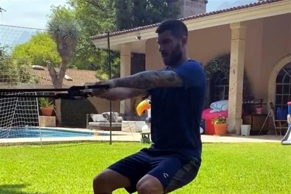 Gignac se ejercita en el patio de su casa.