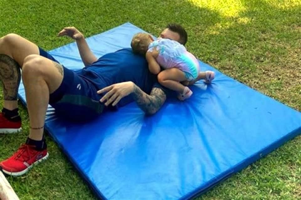 Los entrenamientos de Gignac a veces son interrumpidos por la más pequeña de sus hijas.