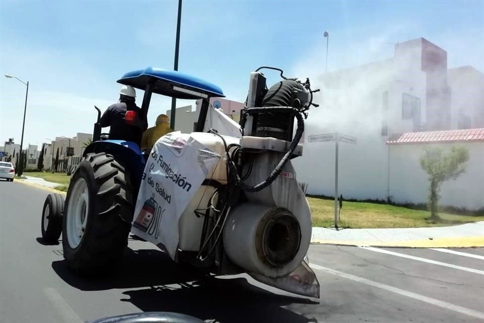 Tractores rociaron solución desinfectante en las calles.