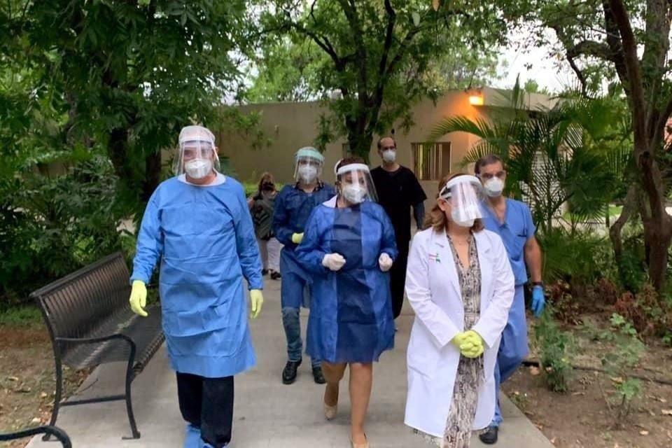 Manuel de la O (izq.) y personal de la Secretaría de Salud estatal acudieron al sitio donde surgió el brote de coronavirus.