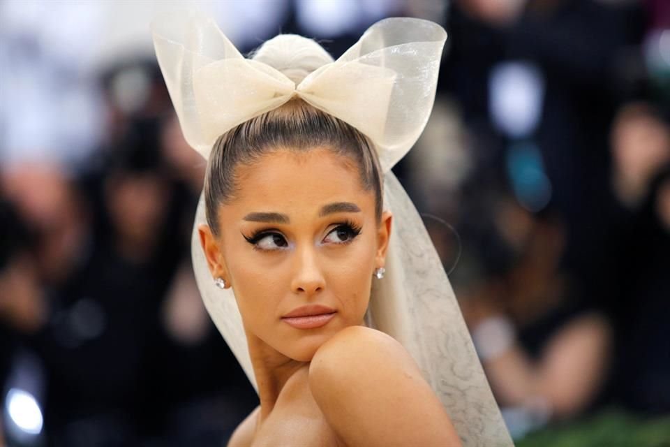 Ariana Grande consiguió una orden de restricción con un fan que la acosaba a ella y a su madre.