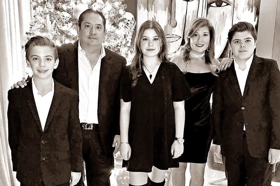 Luis Carlos Gamboa y Bárbara Noyola de Gamboa junto a sus tres hijos Emiliano, Bárbara y Marcelo