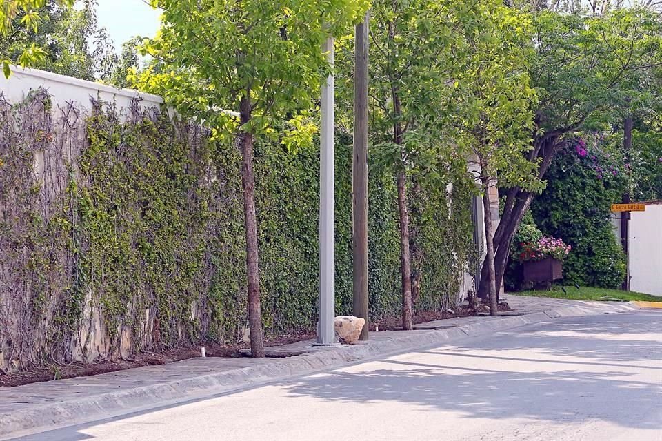 Los vecinos del lugar alertaron del sitio donde sembraron, porque está justo en una curva y obliga al peatón a bajarse de la banqueta.