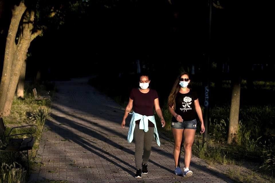 Dos personas pasean por un parque público en Madrid. Si el estudio de aguas residuales en Valencia demuestra ser efectivo, se usaría en todo el país.