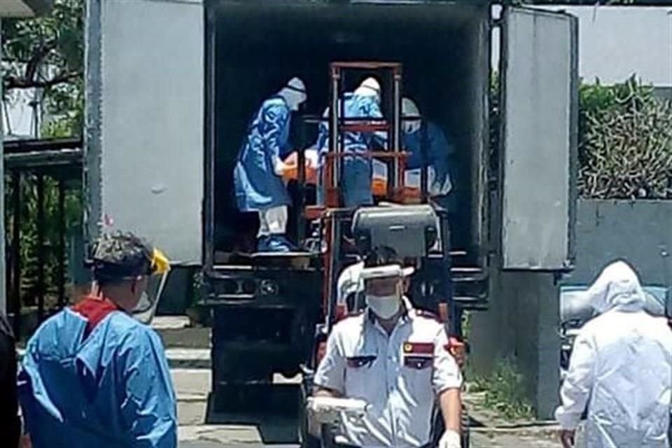 En el interior del hospital, los cadáveres son trasladados con camillas, y para que sean subidos al tráiler se utiliza una grúa horquilla o montacargas.