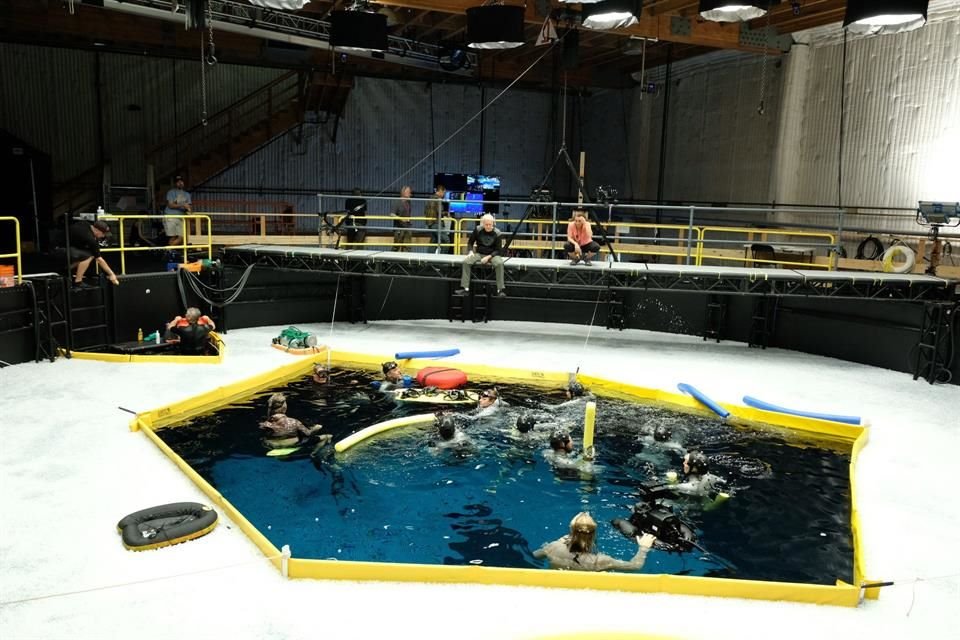 En las imágenes aparece el director del filme, James Cameron, comandando escenas en agua con el elenco de 'Avatar 2'.