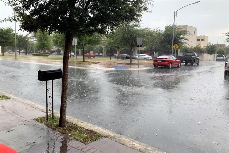 En Privada Los Rincones, en Escobedo, también se reportó la caída de granizo.