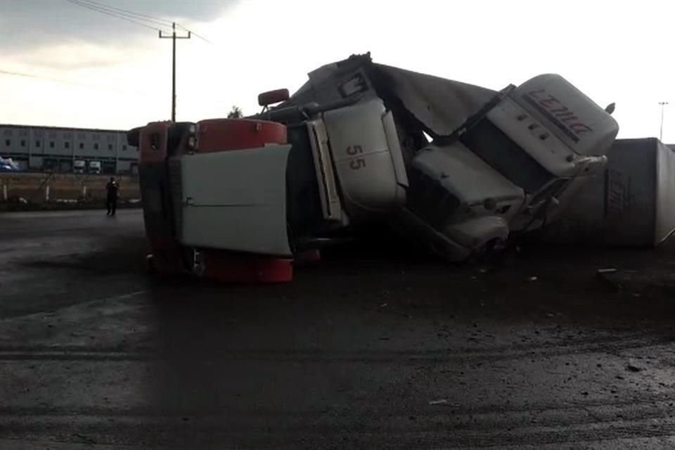 Los vehículos de carga quedaron unos encima de otros bloqueando la vialidad en el Bulevar TLC.
