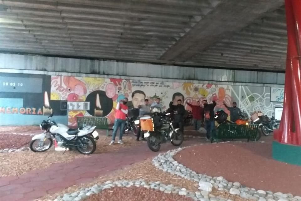 Uno de los sectores más afectados por las lluvias fue el de los repartidores, quienes se resguardaron debajo de los puentes vehiculares.