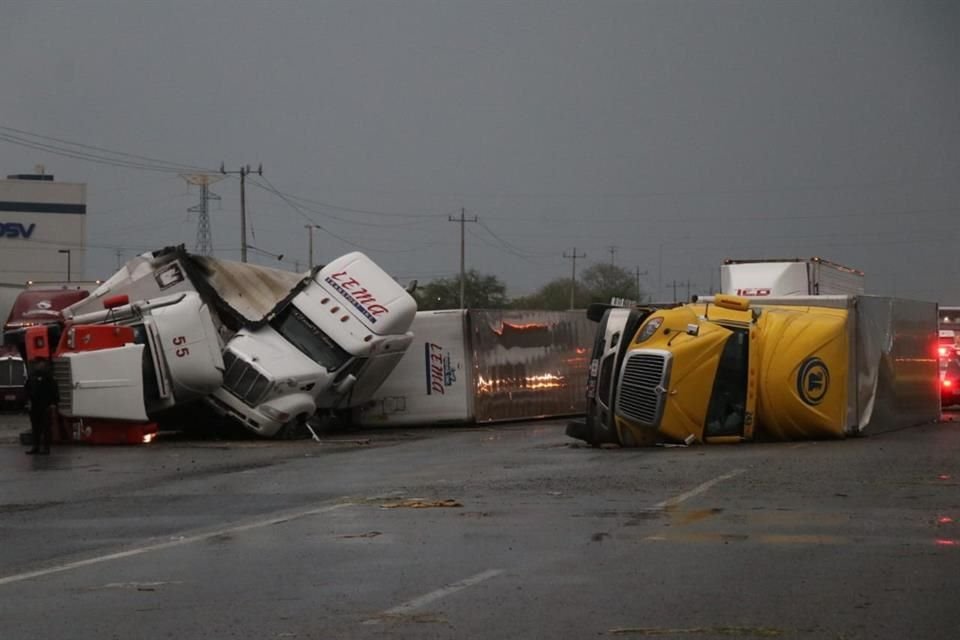 Cinco tráileres quedaron volcados en Apodaca, a la altura del Parque Stiva, luego de ser impactados por los fuertes vientos que azotaron la zona.