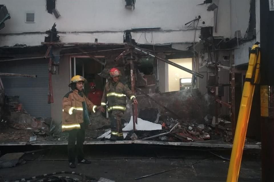 Otras cinco personas, que se encontraban atrapadas por la caída de la estructura, ya fueron retiradas por elementos de Protección Civil.