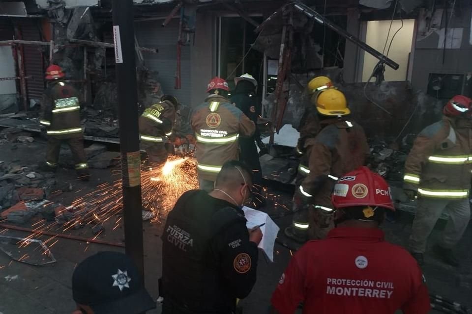 Los elementos trabajaban para retirar la estructura de unos 10 metros de largo.