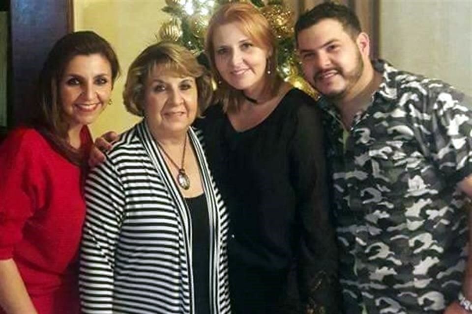 Rosy Marroquin, Rosy Gutiérrez  Karla Marroquín y Víctor Marroquín