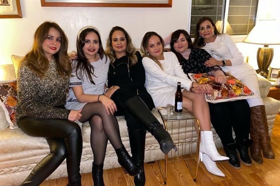 Talia Reyes, Cindy Reyes, Selene Reyes, Vera Reyes, Gissel Reyes y Rebeca de Reyes