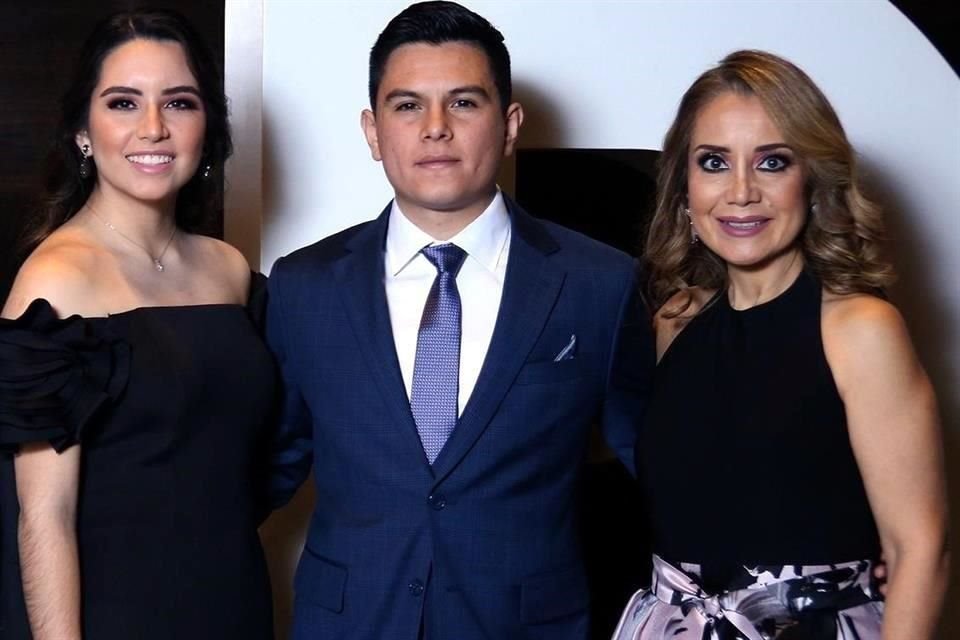 Valeria Ibarra, José Carlos Ibarra y Mirta Perales de Ibarra