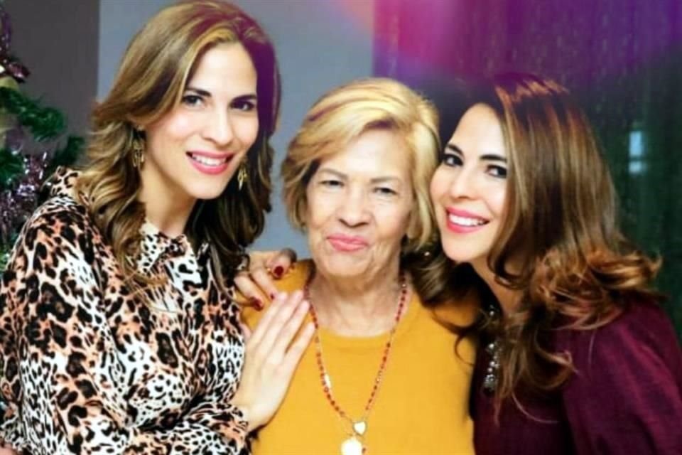 Alma Flores de Cavazos con Alma y Wenddy Cavazos