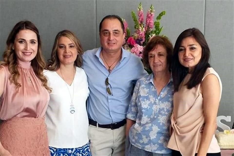 Isabel Cárdenas, Ana Cárdenas, Carlos Cárdenas, Alicia Destenave y Alicia Cárdenas
